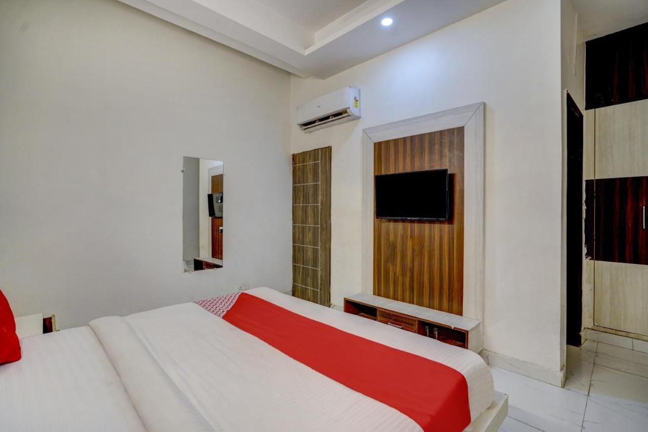 Oyo 78981 The Diamond Nest Noida Bagian luar foto