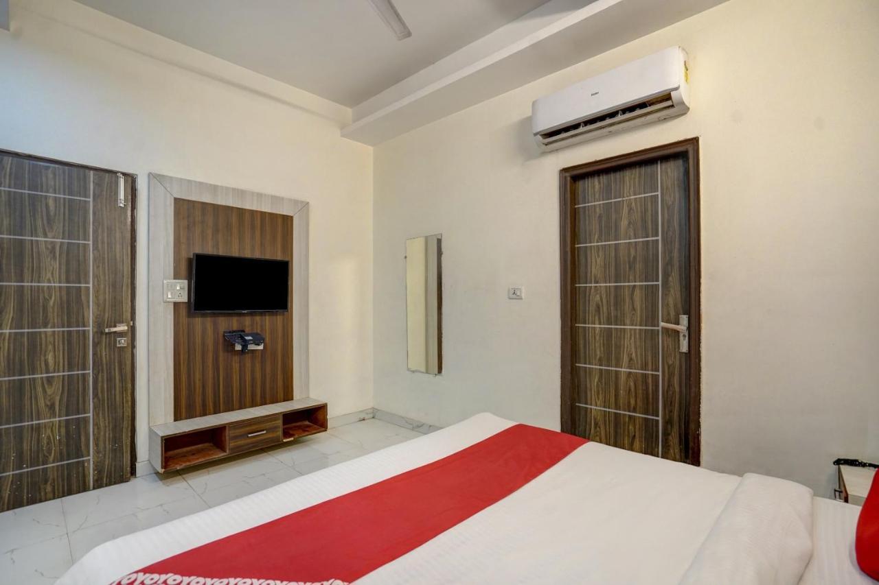 Oyo 78981 The Diamond Nest Noida Bagian luar foto