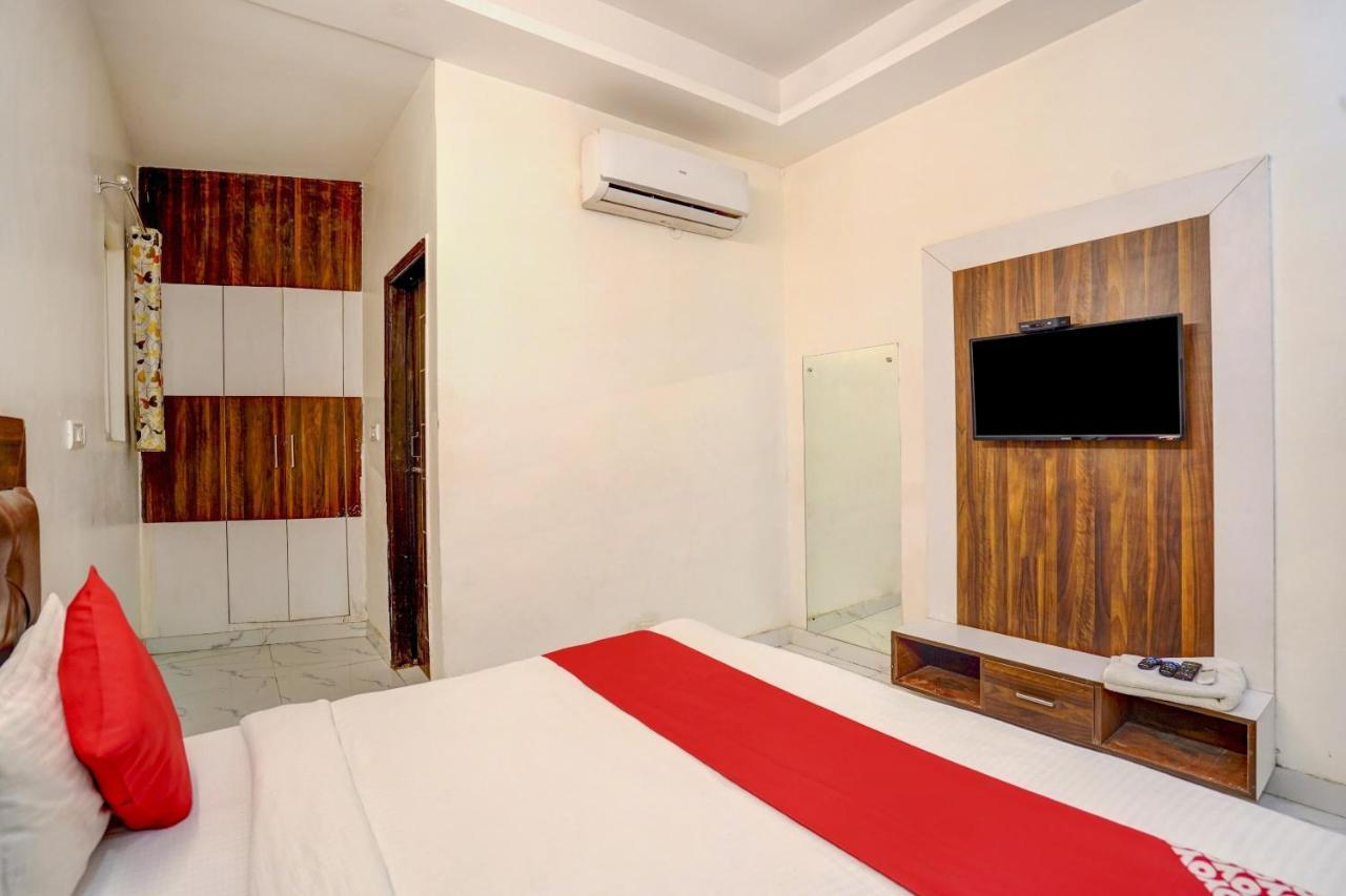Oyo 78981 The Diamond Nest Noida Bagian luar foto